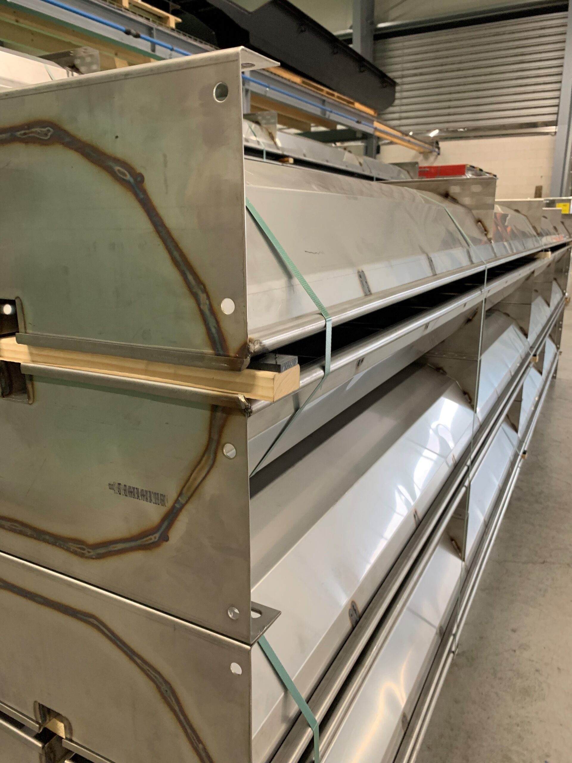 Duvvele-Futterautomat mit Gitterrand, gestapelt Detailansicht des Futterautomats, bereit für den Kunden